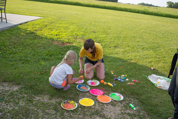 paint and paper plates